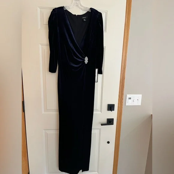 New R&M Richards blue long velvet V neck ruched poly/spandex dress. Size 14 - Picture 2 of 16